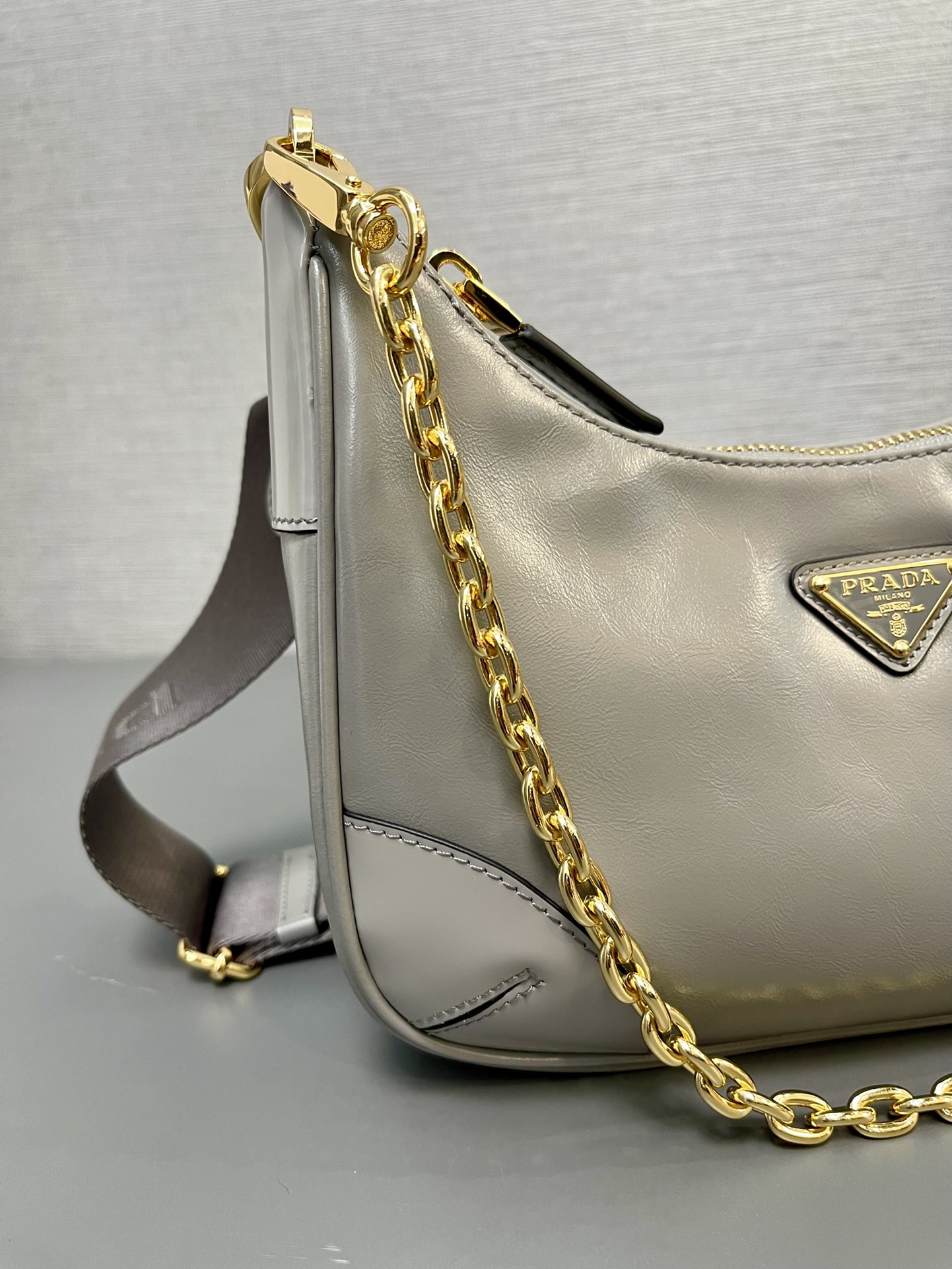 Prada Oil Wax Leather Re Edition 2005 Shoulder Bag Grey 1BH204